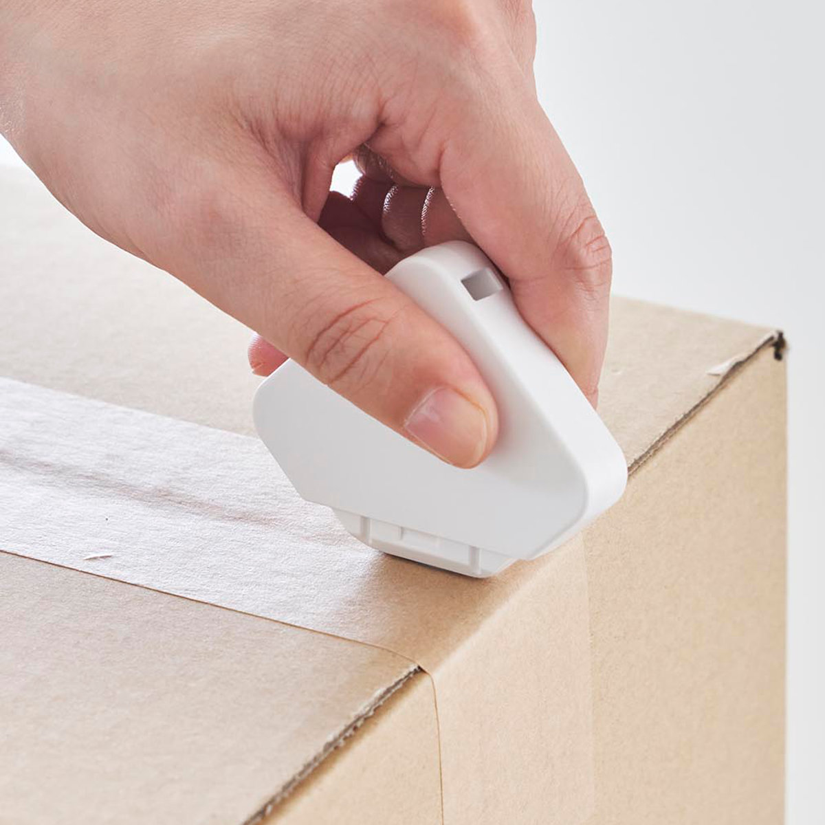 山崎実業 tower マグネットセラミックダンボールカッター タワー ( 4903208013512 タワーシリーズ ダンボールカッター 磁石 マグネット 浮かせる収納 浮かせて収納 ストラップ用穴 カッター カッターナイフ 段ボール ) 【ホワイト】 ホワイト