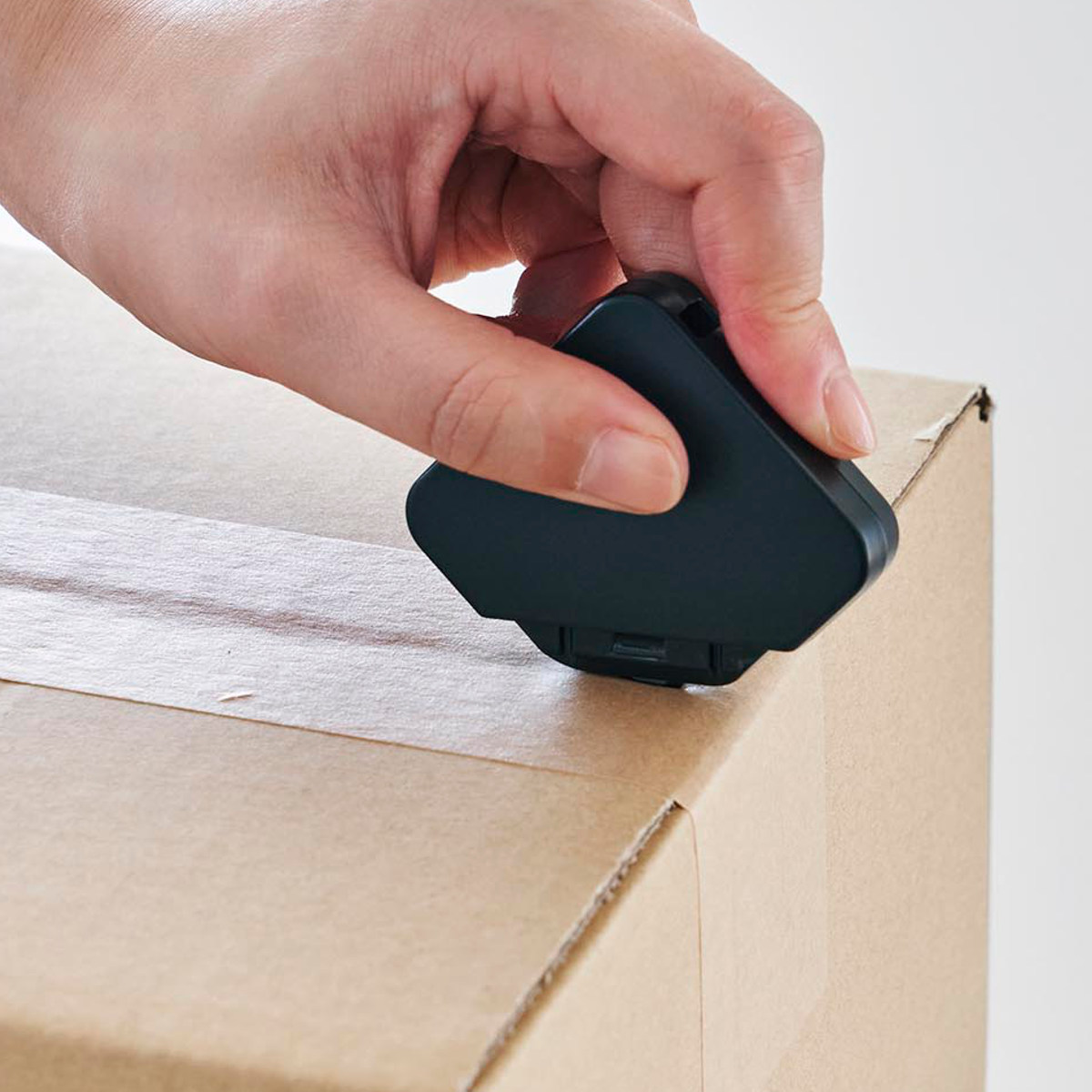 山崎実業 tower マグネットセラミックダンボールカッター タワー ( 4903208013512 タワーシリーズ ダンボールカッター 磁石 マグネット 浮かせる収納 浮かせて収納 ストラップ用穴 カッター カッターナイフ 段ボール ) 【ホワイト】 ホワイト