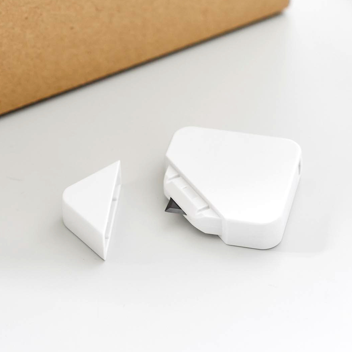 山崎実業 tower マグネットセラミックダンボールカッター タワー ( 4903208013512 タワーシリーズ ダンボールカッター 磁石 マグネット 浮かせる収納 浮かせて収納 ストラップ用穴 カッター カッターナイフ 段ボール ) 【ホワイト】 ホワイト