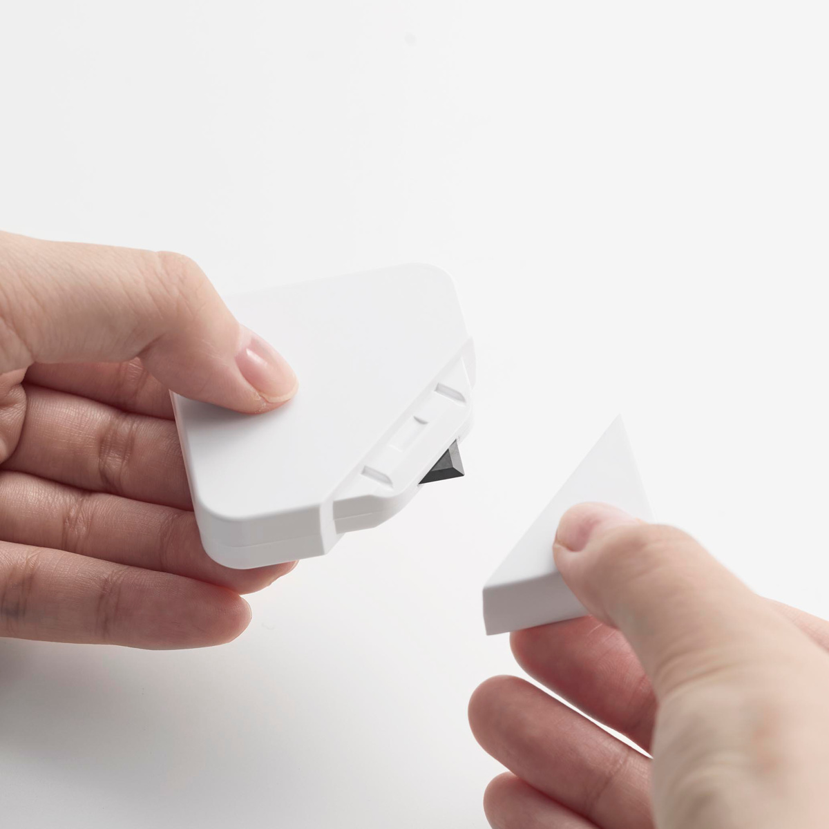 山崎実業 tower マグネットセラミックダンボールカッター タワー ( 4903208013512 タワーシリーズ ダンボールカッター 磁石 マグネット 浮かせる収納 浮かせて収納 ストラップ用穴 カッター カッターナイフ 段ボール ) 【ホワイト】 ホワイト