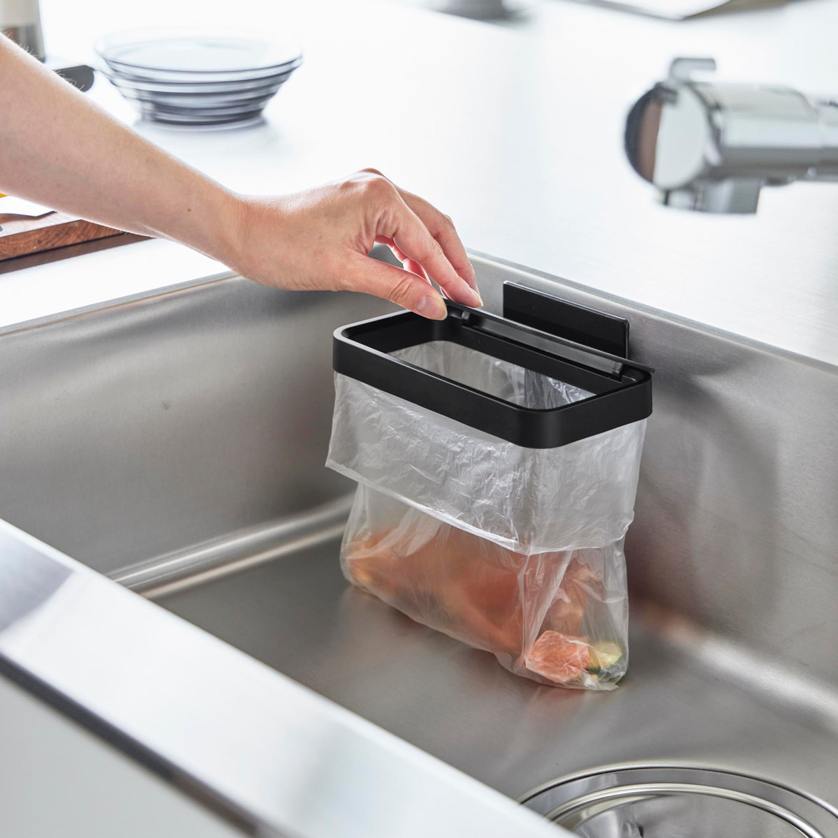 山崎実業 tower マグネット蓋付きポリ袋ホルダー タワー ( 4903208019194 タワーシリーズ 蓋付きポリ袋ホルダー マグネット 磁石 蓋付き ポリ袋ホルダー フタ付き 三角コーナー ゴミ袋ホルダー 生ゴミ ) 【ホワイト】 ホワイト