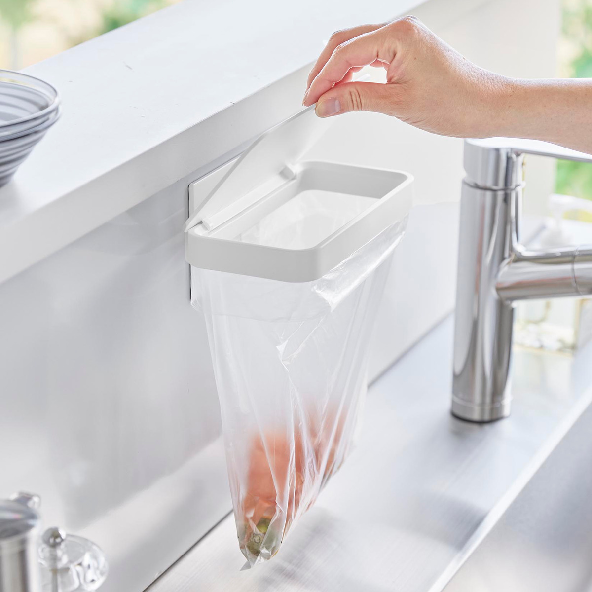 山崎実業 tower マグネット蓋付きポリ袋ホルダー タワー ( 4903208019194 タワーシリーズ 蓋付きポリ袋ホルダー マグネット 磁石 蓋付き ポリ袋ホルダー フタ付き 三角コーナー ゴミ袋ホルダー 生ゴミ ) 【ホワイト】 ホワイト