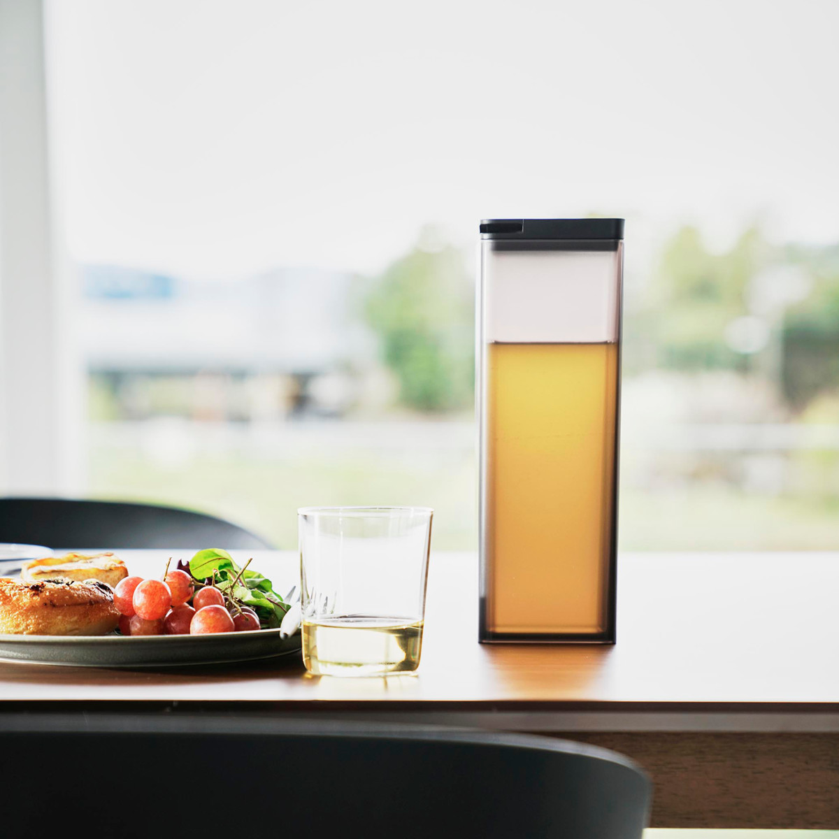 山崎実業 tower 水はね防止フィルター付き両方から注げる冷水筒 タワー ( 4903208102377 タワーシリーズ 両方から注げる冷水筒 水はね防止フィルター付き 冷水筒 ピッチャー 水差し 水さし 麦茶ポット 冷水ポット 1.2L 食洗機対応 ) 【ブラック】 ブラック