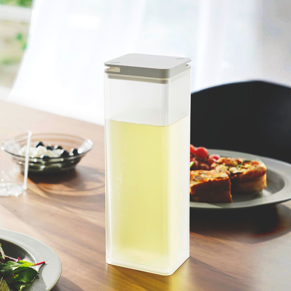 山崎実業 tower 水はね防止フィルター付き両方から注げる冷水筒 タワー ( 4903208102377 タワーシリーズ 両方から注げる冷水筒 水はね防止フィルター付き 冷水筒 ピッチャー 水差し 水さし 麦茶ポット 冷水ポット 1.2L 食洗機対応 ) 【ブラック】 ブラック