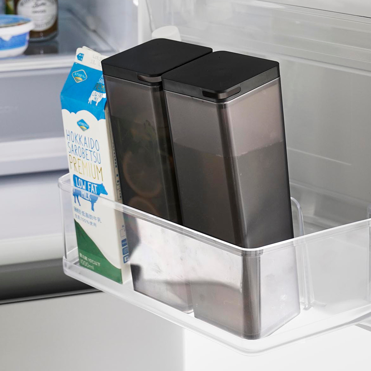 山崎実業 tower 水はね防止フィルター付き両方から注げる冷水筒 タワー ( 4903208102377 タワーシリーズ 両方から注げる冷水筒 水はね防止フィルター付き 冷水筒 ピッチャー 水差し 水さし 麦茶ポット 冷水ポット 1.2L 食洗機対応 ) 【ブラック】 ブラック