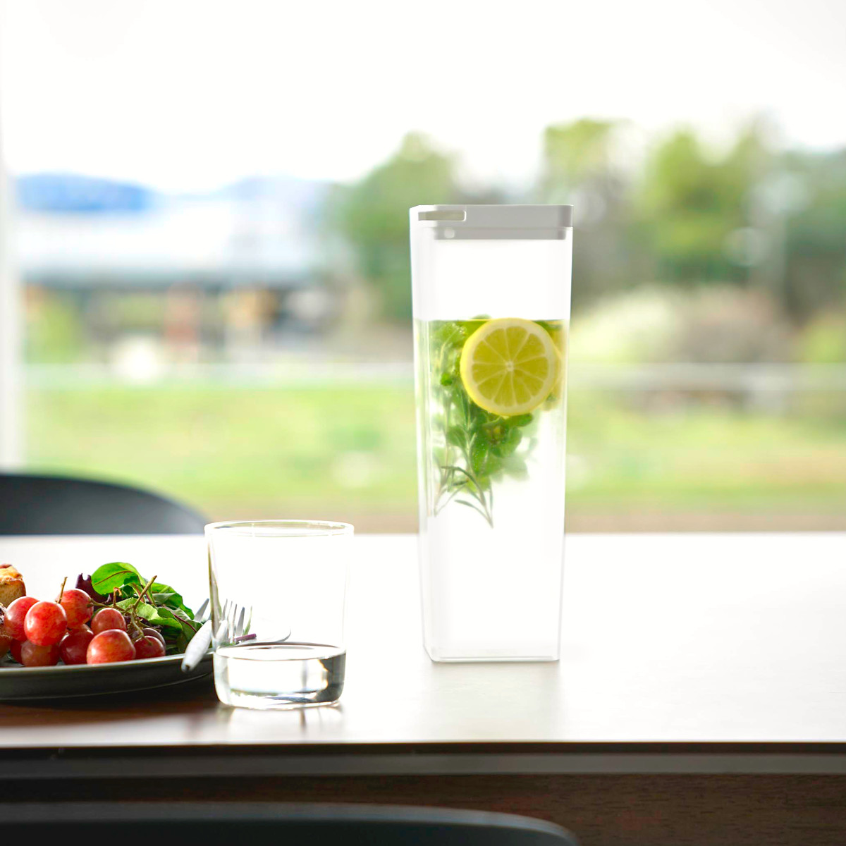 山崎実業 tower 水はね防止フィルター付き両方から注げる冷水筒 タワー ( 4903208102377 タワーシリーズ 両方から注げる冷水筒 水はね防止フィルター付き 冷水筒 ピッチャー 水差し 水さし 麦茶ポット 冷水ポット 1.2L 食洗機対応 ) 【ブラック】 ブラック