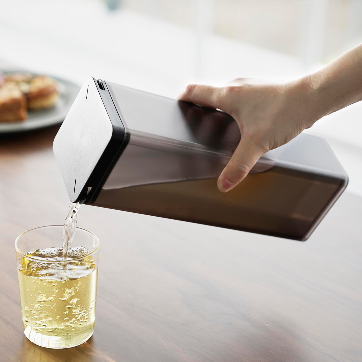 山崎実業 tower 水はね防止フィルター付き両方から注げる冷水筒 タワー ( 4903208102377 タワーシリーズ 両方から注げる冷水筒 水はね防止フィルター付き 冷水筒 ピッチャー 水差し 水さし 麦茶ポット 冷水ポット 1.2L 食洗機対応 ) 【ブラック】 ブラック