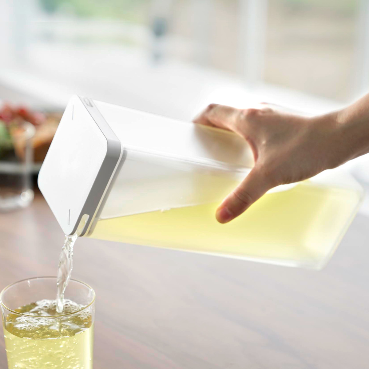 山崎実業 tower 水はね防止フィルター付き両方から注げる冷水筒 タワー ( 4903208102377 タワーシリーズ 両方から注げる冷水筒 水はね防止フィルター付き 冷水筒 ピッチャー 水差し 水さし 麦茶ポット 冷水ポット 1.2L 食洗機対応 ) 【ブラック】 ブラック