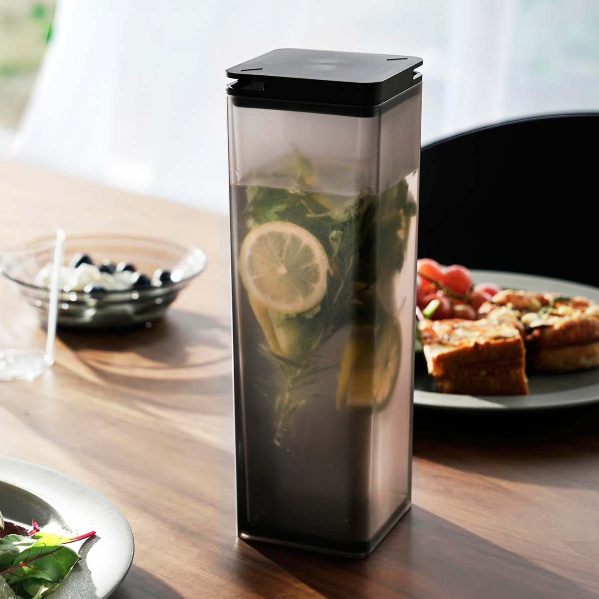 山崎実業 tower 水はね防止フィルター付き両方から注げる冷水筒 タワー ( 4903208102377 タワーシリーズ 両方から注げる冷水筒 水はね防止フィルター付き 冷水筒 ピッチャー 水差し 水さし 麦茶ポット 冷水ポット 1.2L 食洗機対応 ) 【ブラック】 ブラック