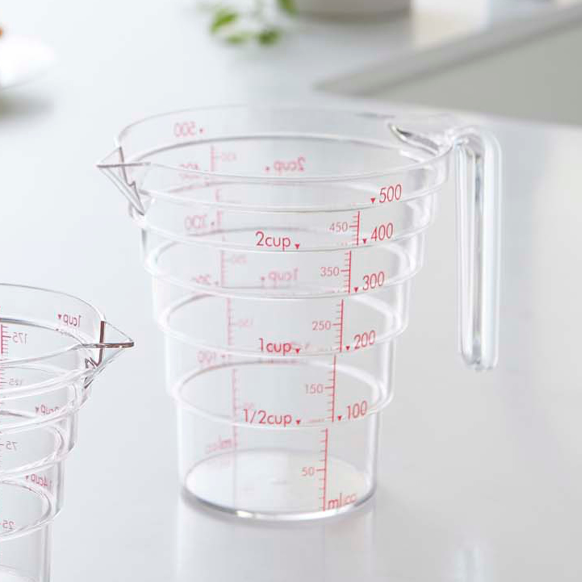 山崎実業 電子レンジ対応 段々計量カップ 500ML ( 4903208027007 軽量カップ メジャーカップ 食洗機対応 500ml 持ち手付き 透明 見やすい 料理 製菓 お菓子作り 計量カップ クリア 計量コップ 計量器具 )