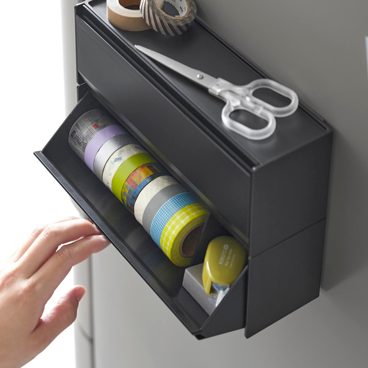 山崎実業 tower マグネットマスキングテープ収納ケース タワー ( 4903208013536 タワーシリーズ マスキングテープ収納ケース 磁石 マグネット 冷蔵庫収納 マステ収納 マステ マスキングテープ フラップ式 ) 【ブラック】 ブラック