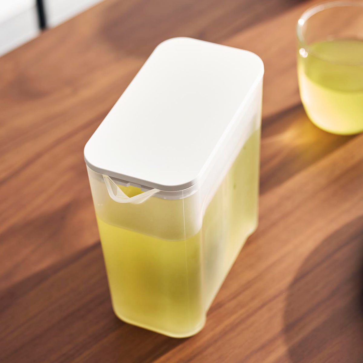 山崎実業 tower 棚に入れられる冷水筒 タワー 1L ( 4903208016902 タワーシリーズ 冷水筒 食洗機対応 1リットル ピッチャー 水差し 水さし 麦茶ポット 冷水ポット メッシュフィルター付き パッキンレス ) 【ホワイト】 ホワイト