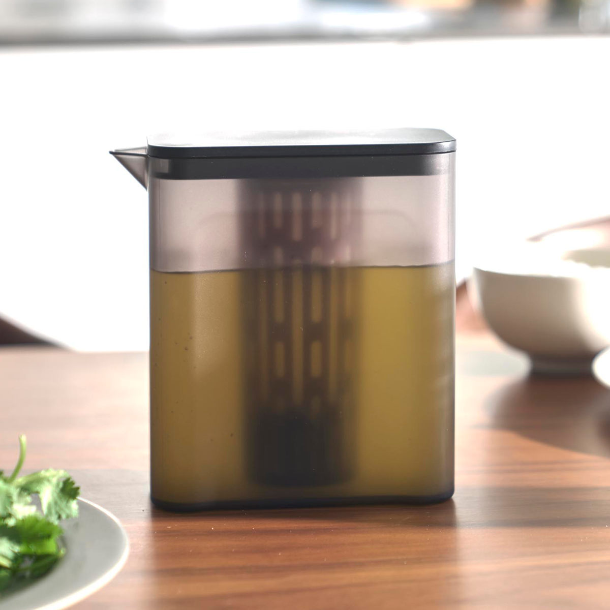 山崎実業 tower 棚に入れられる冷水筒 タワー 1L ( 4903208016902 タワーシリーズ 冷水筒 食洗機対応 1リットル ピッチャー 水差し 水さし 麦茶ポット 冷水ポット メッシュフィルター付き パッキンレス ) 【ホワイト】 ホワイト