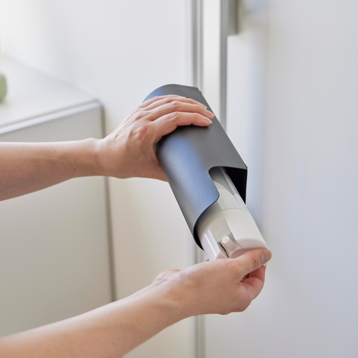 山崎実業 tower マグネット目隠しスプレーホルダー タワー ( 4903208082372 タワーシリーズ スプレーホルダー マグネット 磁石 目隠しホルダー 目隠し 壁面収納 壁 浮かせる収納 浮かせて収納 スプレー ホルダー ) 【ブラック】 ブラック