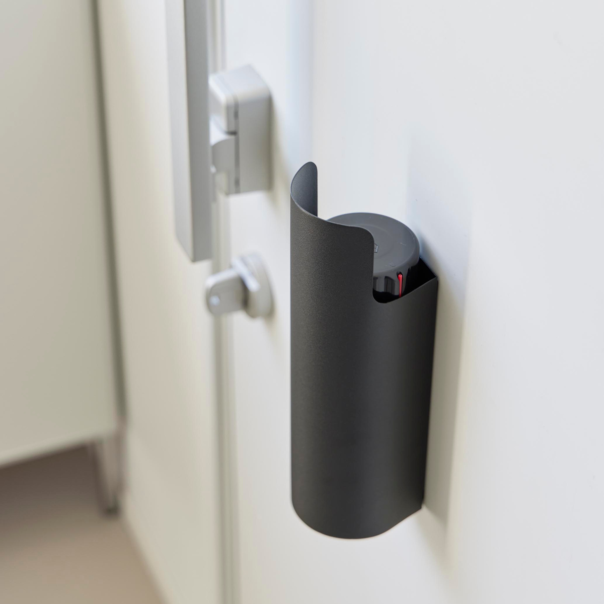 山崎実業 tower マグネット目隠しスプレーホルダー タワー ( 4903208082372 タワーシリーズ スプレーホルダー マグネット 磁石 目隠しホルダー 目隠し 壁面収納 壁 浮かせる収納 浮かせて収納 スプレー ホルダー ) 【ブラック】 ブラック