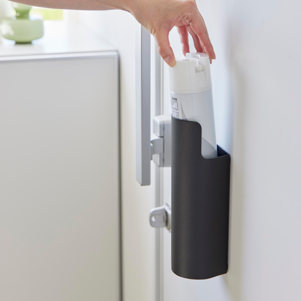 山崎実業 tower マグネット目隠しスプレーホルダー タワー ( 4903208082372 タワーシリーズ スプレーホルダー マグネット 磁石 目隠しホルダー 目隠し 壁面収納 壁 浮かせる収納 浮かせて収納 スプレー ホルダー ) 【ブラック】 ブラック