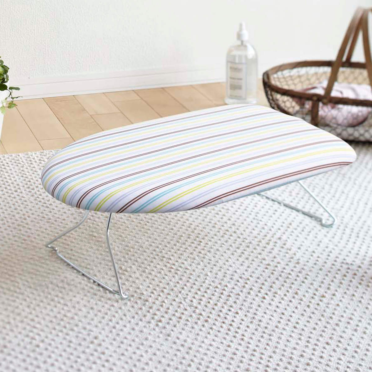 山崎実業 軽量スチールメッシュアイロン台 ストライプ ( 4903208074179 アイロン台 アイロン掛け 折りたたみ ストライプ柄 アイロン 台 作業台 スチールメッシュ構造 軽量 コンパクト )