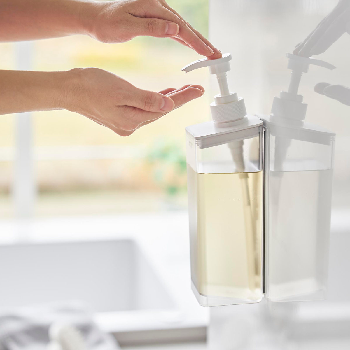 山崎実業 mist たっぷり洗剤が出るマグネットディスペンサー ミスト シャンプー コンディショナー ボディソープ ( 4903208015448 ミストシリーズ シャンプーディスペンサー シャンプーボトル たっぷり出る 洗剤 浮かせる収納 ) 【ボディーソープ】 ボディーソープ