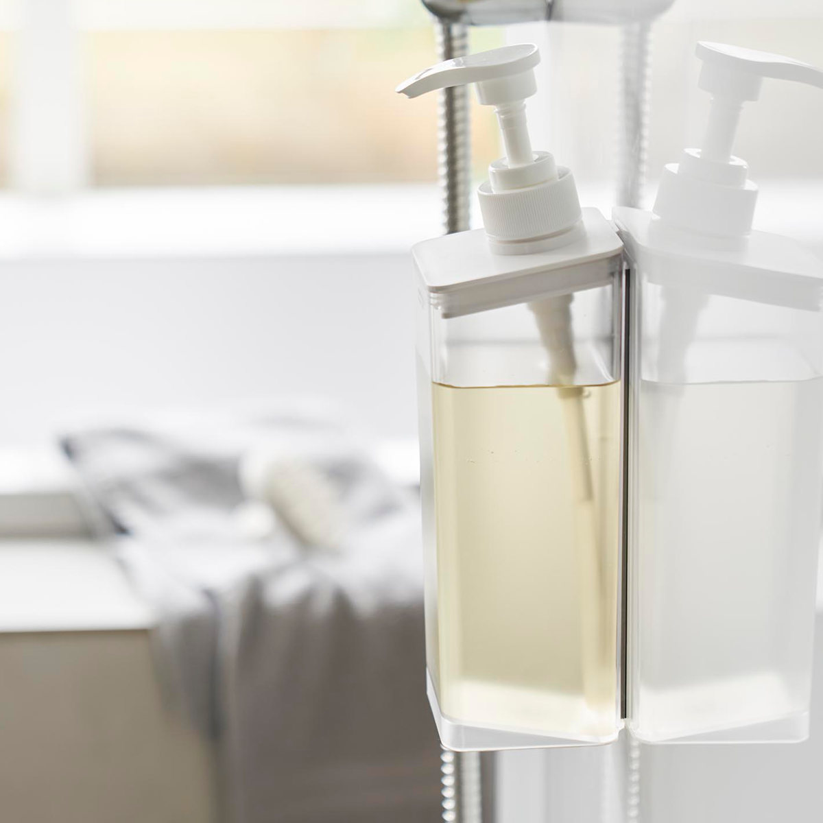 山崎実業 mist たっぷり洗剤が出るマグネットディスペンサー ミスト シャンプー コンディショナー ボディソープ ( 4903208015448 ミストシリーズ シャンプーディスペンサー シャンプーボトル たっぷり出る 洗剤 浮かせる収納 ) 【ボディーソープ】 ボディーソープ