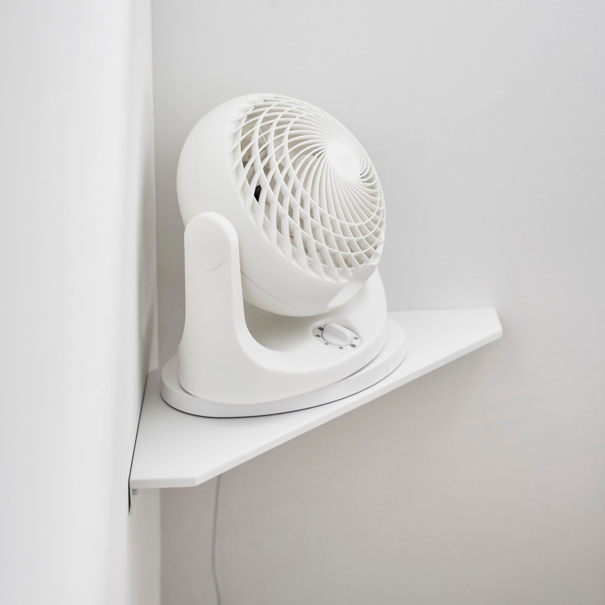 山崎実業 smart ウォールコーナーサーキュレーターラック スマート 石こうボード壁対応 ( 4903208101455 スマートシリーズ コーナーシェルフ 石こうボード壁 サーキュレーターラック シェルフ ピン 角 ウォールシェルフ 壁掛け ) 【ホワイト】 ホワイト