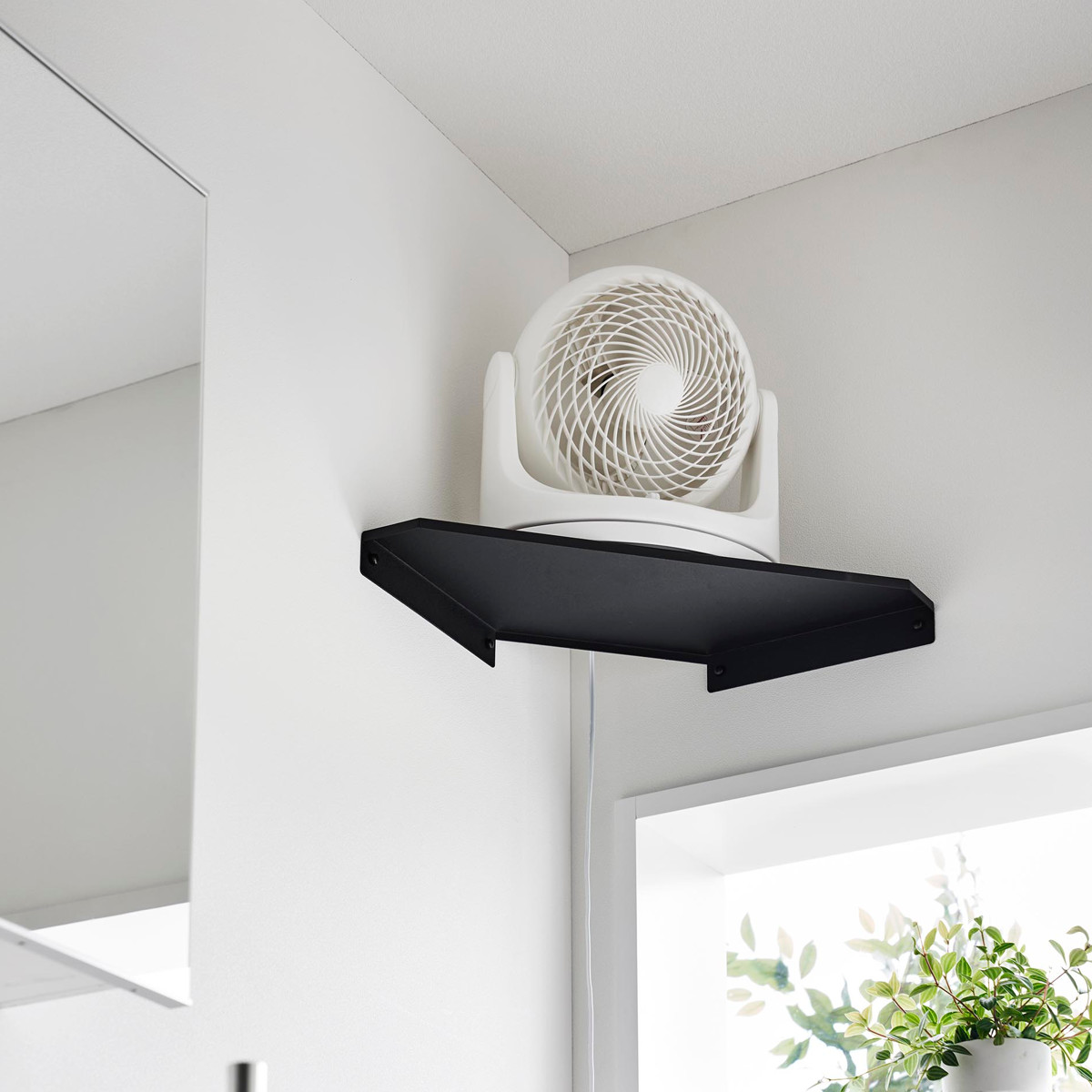 山崎実業 smart ウォールコーナーサーキュレーターラック スマート 石こうボード壁対応 ( 4903208101455 スマートシリーズ コーナーシェルフ 石こうボード壁 サーキュレーターラック シェルフ ピン 角 ウォールシェルフ 壁掛け ) 【ホワイト】 ホワイト