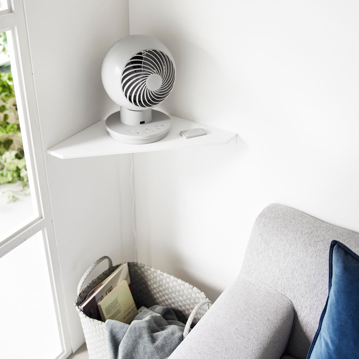 山崎実業 smart ウォールコーナーサーキュレーターラック スマート 石こうボード壁対応 ( 4903208101455 スマートシリーズ コーナーシェルフ 石こうボード壁 サーキュレーターラック シェルフ ピン 角 ウォールシェルフ 壁掛け ) 【ホワイト】 ホワイト