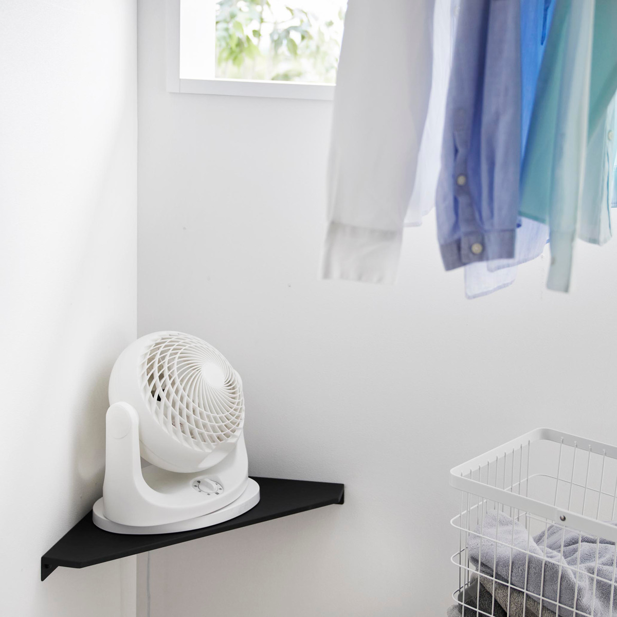 山崎実業 smart ウォールコーナーサーキュレーターラック スマート 石こうボード壁対応 ( 4903208101455 スマートシリーズ コーナーシェルフ 石こうボード壁 サーキュレーターラック シェルフ ピン 角 ウォールシェルフ 壁掛け ) 【ホワイト】 ホワイト