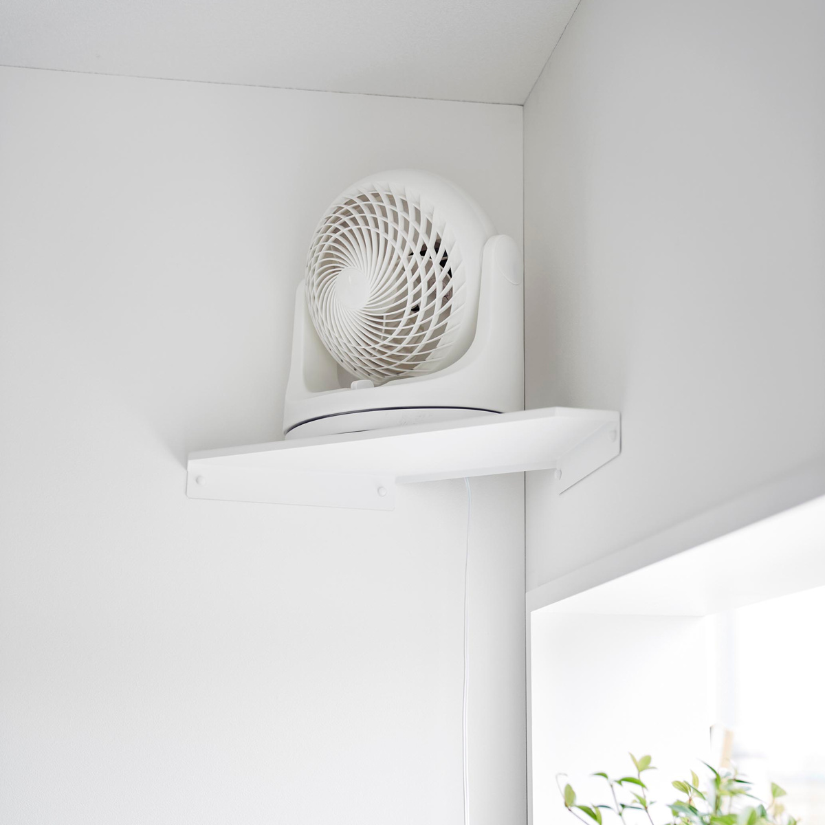 山崎実業 smart ウォールコーナーサーキュレーターラック スマート 石こうボード壁対応 ( 4903208101455 スマートシリーズ コーナーシェルフ 石こうボード壁 サーキュレーターラック シェルフ ピン 角 ウォールシェルフ 壁掛け ) 【ホワイト】 ホワイト