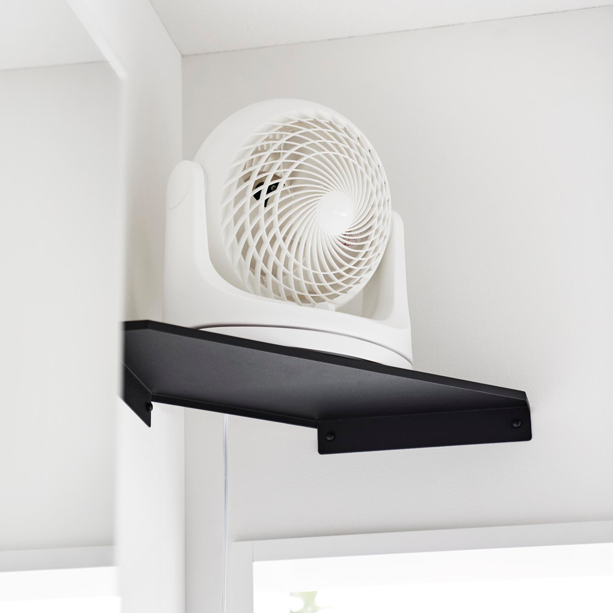 山崎実業 smart ウォールコーナーサーキュレーターラック スマート 石こうボード壁対応 ( 4903208101455 スマートシリーズ コーナーシェルフ 石こうボード壁 サーキュレーターラック シェルフ ピン 角 ウォールシェルフ 壁掛け ) 【ホワイト】 ホワイト