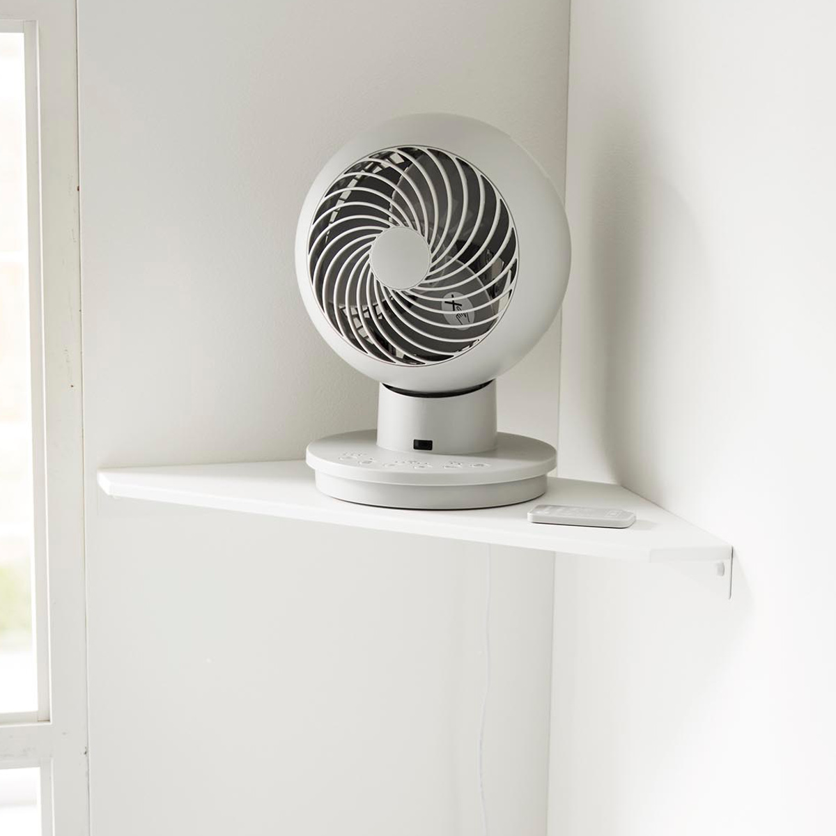 山崎実業 smart ウォールコーナーサーキュレーターラック スマート 石こうボード壁対応 ( 4903208101455 スマートシリーズ コーナーシェルフ 石こうボード壁 サーキュレーターラック シェルフ ピン 角 ウォールシェルフ 壁掛け ) 【ホワイト】 ホワイト