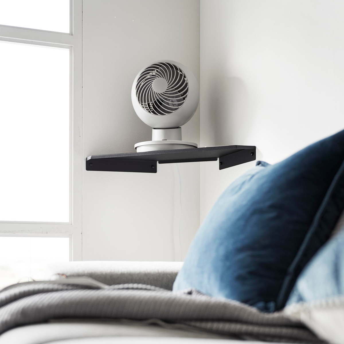 山崎実業 smart ウォールコーナーサーキュレーターラック スマート 石こうボード壁対応 ( 4903208101455 スマートシリーズ コーナーシェルフ 石こうボード壁 サーキュレーターラック シェルフ ピン 角 ウォールシェルフ 壁掛け ) 【ホワイト】 ホワイト