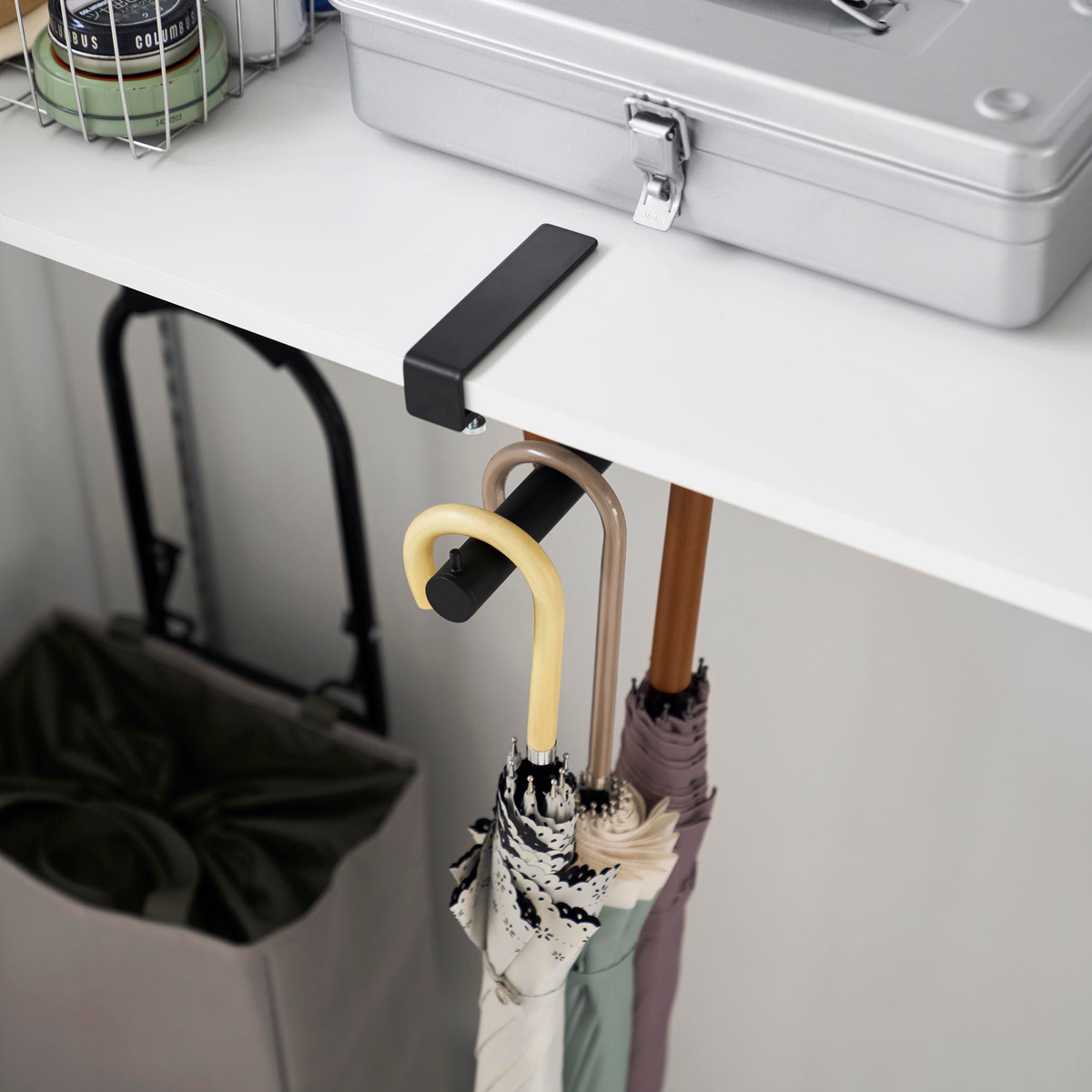 山崎実業 tower 下駄箱中ハンギング傘立て タワー ( 4903208100809 タワーシリーズ ハンギング傘立て 下駄箱中 ハンギング 傘立て 浮かせる収納 浮かせて収納 収納 傘 かさ立て 玄関 引っ掛ける かさ ) 【ホワイト】 ホワイト