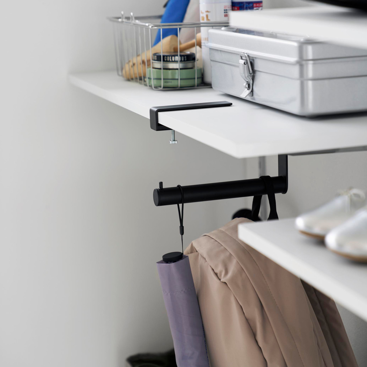 山崎実業 tower 下駄箱中ハンギング傘立て タワー ( 4903208100809 タワーシリーズ ハンギング傘立て 下駄箱中 ハンギング 傘立て 浮かせる収納 浮かせて収納 収納 傘 かさ立て 玄関 引っ掛ける かさ ) 【ホワイト】 ホワイト