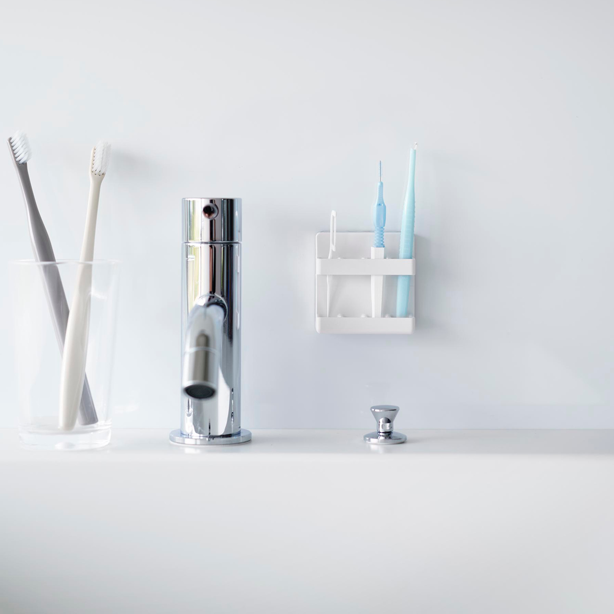 山崎実業 tower フィルムフック歯間ブラシホルダー タワー ( 4903208100212 タワーシリーズ 歯間ブラシホルダー フィルムフック 歯間ブラシ 収納 歯磨き用品収納 歯間ブラシ収納 浮かせる収納 浮かせて収納 ) 【ブラック】 ブラック