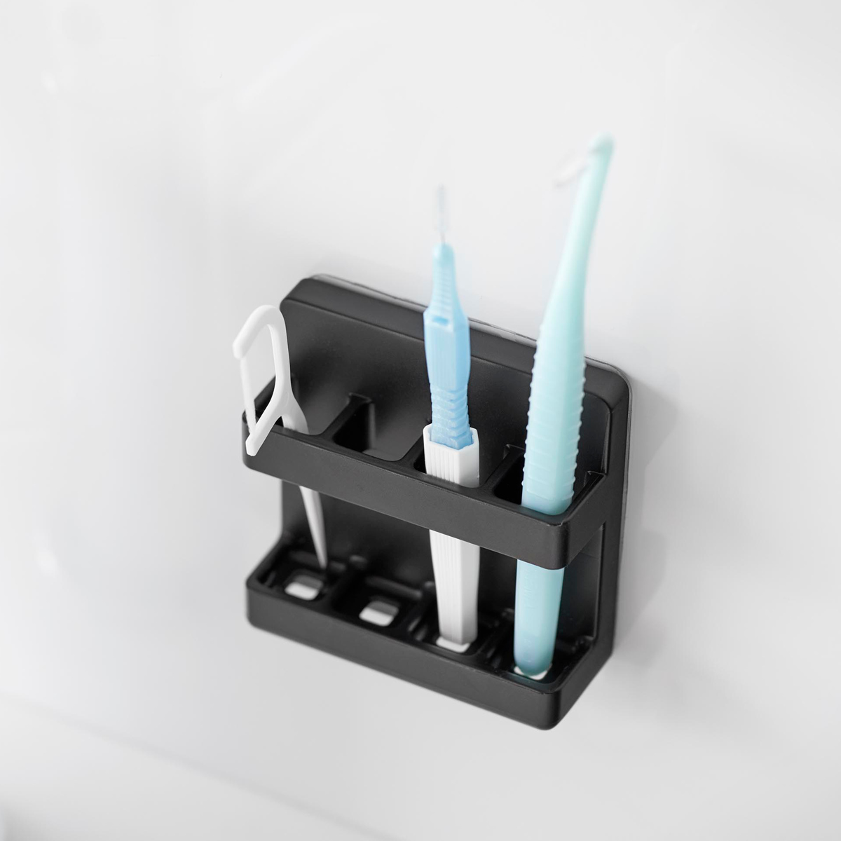 山崎実業 tower フィルムフック歯間ブラシホルダー タワー ( 4903208100212 タワーシリーズ 歯間ブラシホルダー フィルムフック 歯間ブラシ 収納 歯磨き用品収納 歯間ブラシ収納 浮かせる収納 浮かせて収納 ) 【ブラック】 ブラック