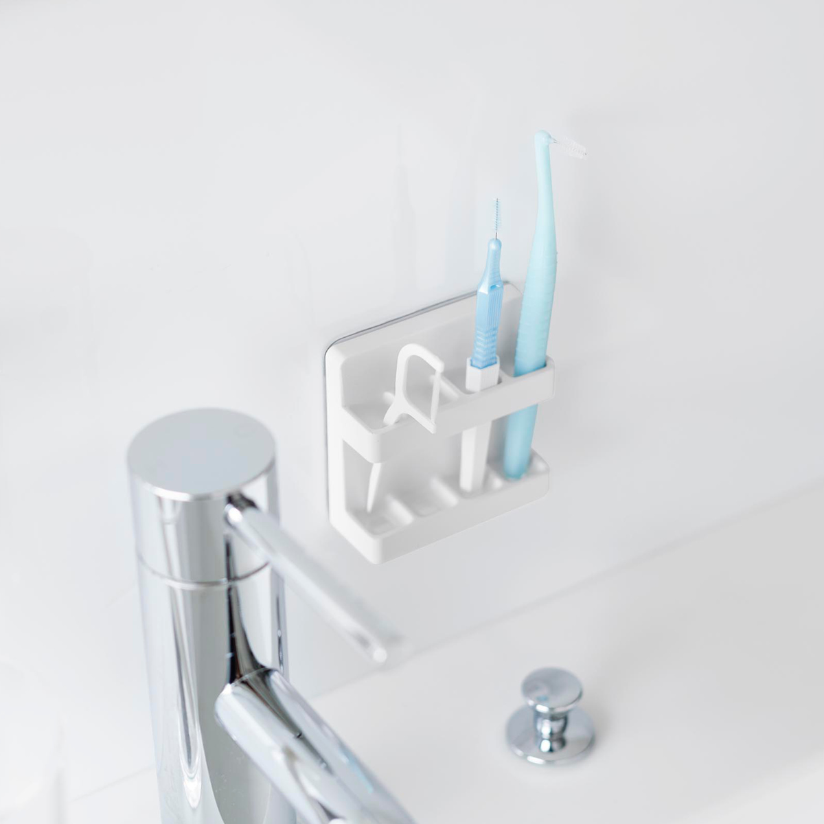 山崎実業 tower フィルムフック歯間ブラシホルダー タワー ( 4903208100212 タワーシリーズ 歯間ブラシホルダー フィルムフック 歯間ブラシ 収納 歯磨き用品収納 歯間ブラシ収納 浮かせる収納 浮かせて収納 ) 【ブラック】 ブラック