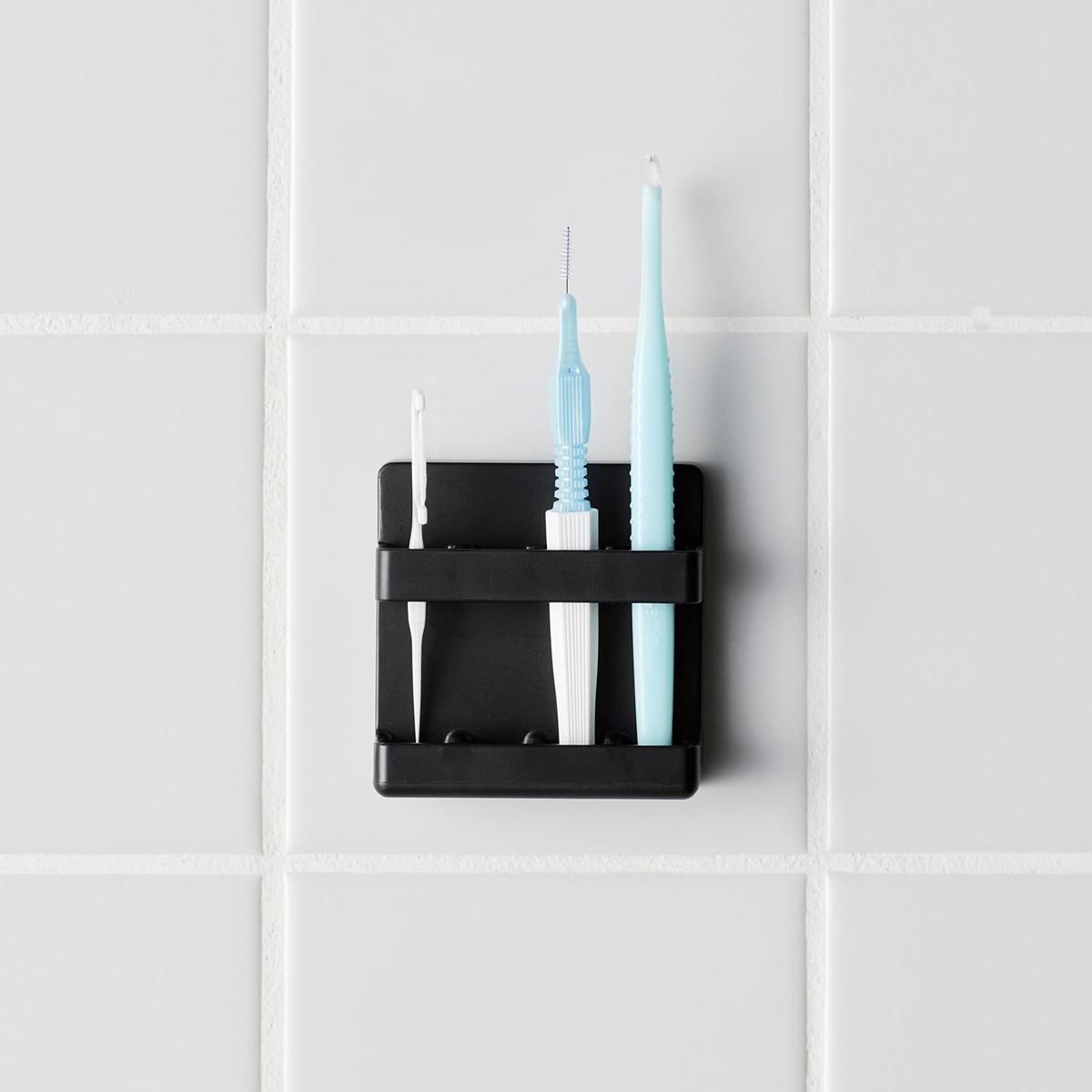 山崎実業 tower フィルムフック歯間ブラシホルダー タワー ( 4903208100212 タワーシリーズ 歯間ブラシホルダー フィルムフック 歯間ブラシ 収納 歯磨き用品収納 歯間ブラシ収納 浮かせる収納 浮かせて収納 ) 【ブラック】 ブラック