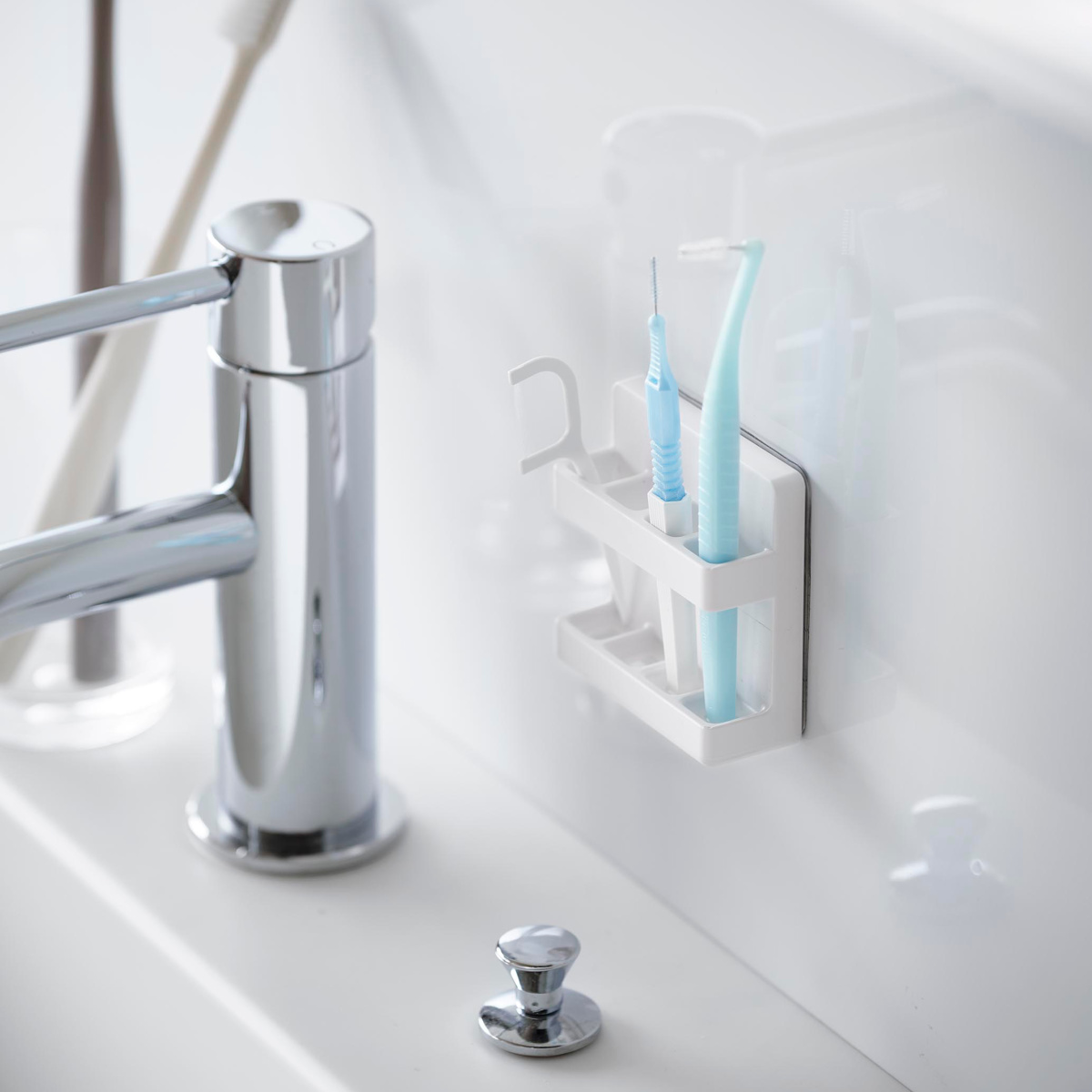 山崎実業 tower フィルムフック歯間ブラシホルダー タワー ( 4903208100212 タワーシリーズ 歯間ブラシホルダー フィルムフック 歯間ブラシ 収納 歯磨き用品収納 歯間ブラシ収納 浮かせる収納 浮かせて収納 ) 【ブラック】 ブラック