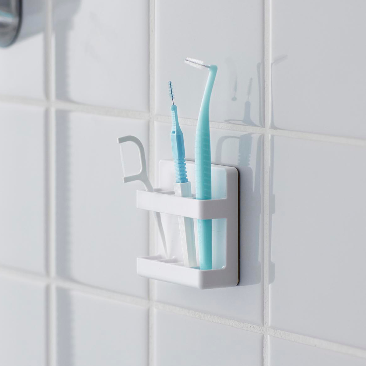 山崎実業 tower フィルムフック歯間ブラシホルダー タワー ( 4903208100212 タワーシリーズ 歯間ブラシホルダー フィルムフック 歯間ブラシ 収納 歯磨き用品収納 歯間ブラシ収納 浮かせる収納 浮かせて収納 ) 【ブラック】 ブラック