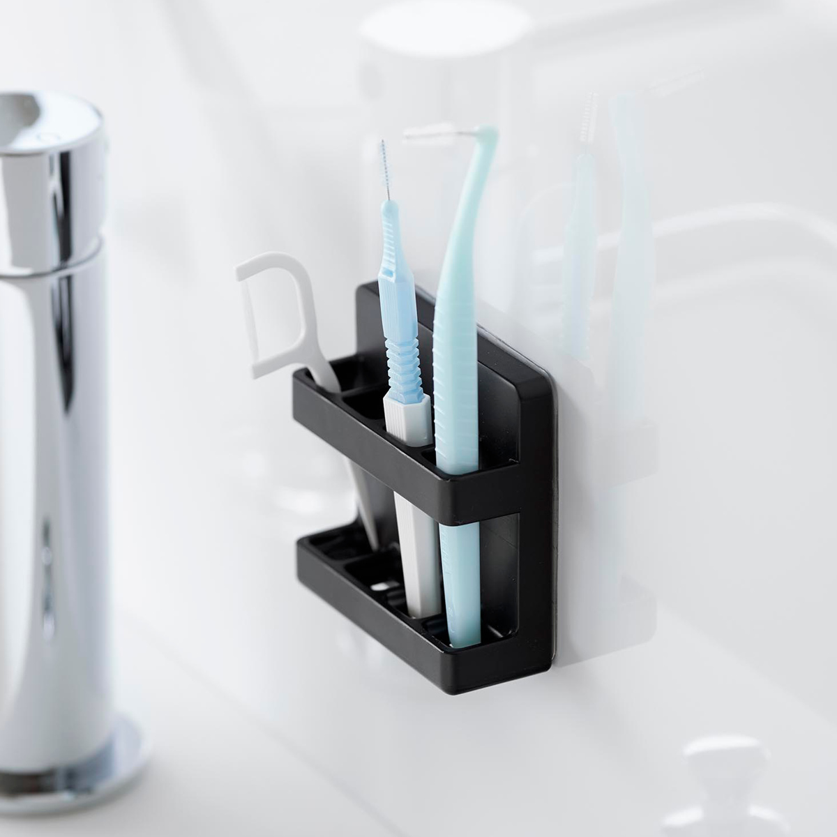 山崎実業 tower フィルムフック歯間ブラシホルダー タワー ( 4903208100212 タワーシリーズ 歯間ブラシホルダー フィルムフック 歯間ブラシ 収納 歯磨き用品収納 歯間ブラシ収納 浮かせる収納 浮かせて収納 ) 【ブラック】 ブラック