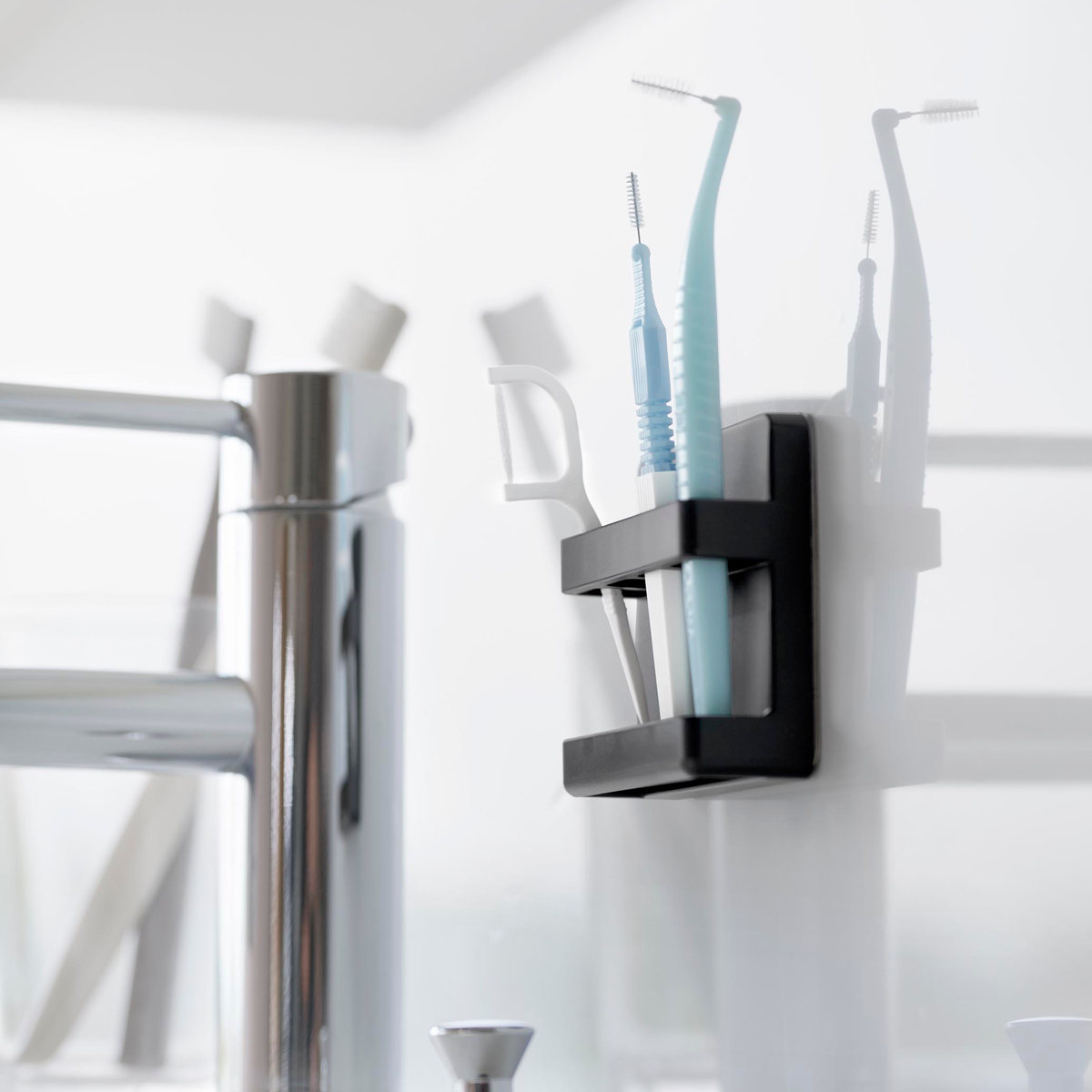 山崎実業 tower フィルムフック歯間ブラシホルダー タワー ( 4903208100212 タワーシリーズ 歯間ブラシホルダー フィルムフック 歯間ブラシ 収納 歯磨き用品収納 歯間ブラシ収納 浮かせる収納 浮かせて収納 ) 【ブラック】 ブラック
