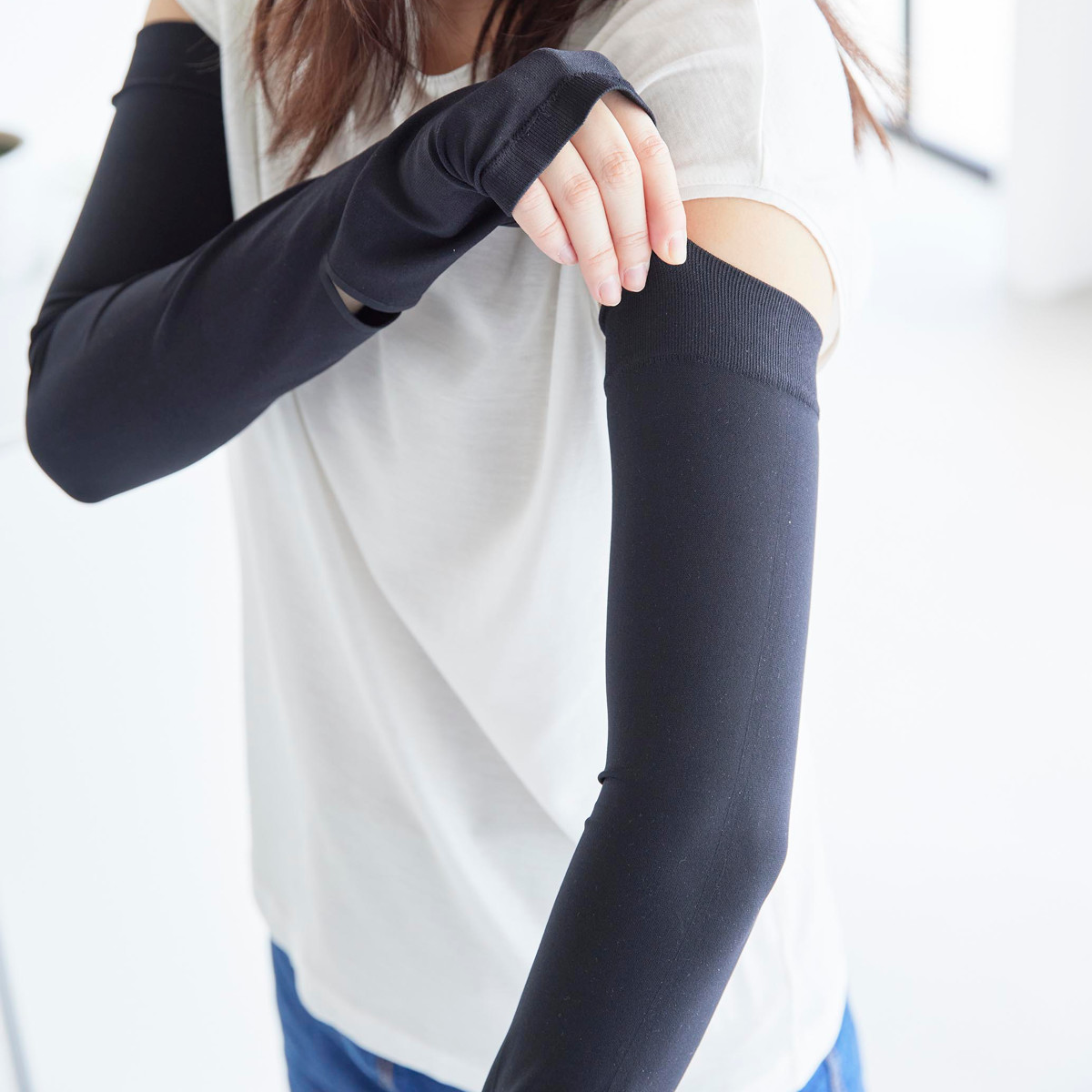 山崎実業 tower リバーシブルで使えるアームカバー タワー ( 4903208102117 タワーシリーズ アームカバー リバーシブル 接触冷感 UVカット UVカット機能付き ロングアームカバー 時計用スリット 手袋 日焼け防止 ひんやり素材 ) 【ブラック】 ブラック