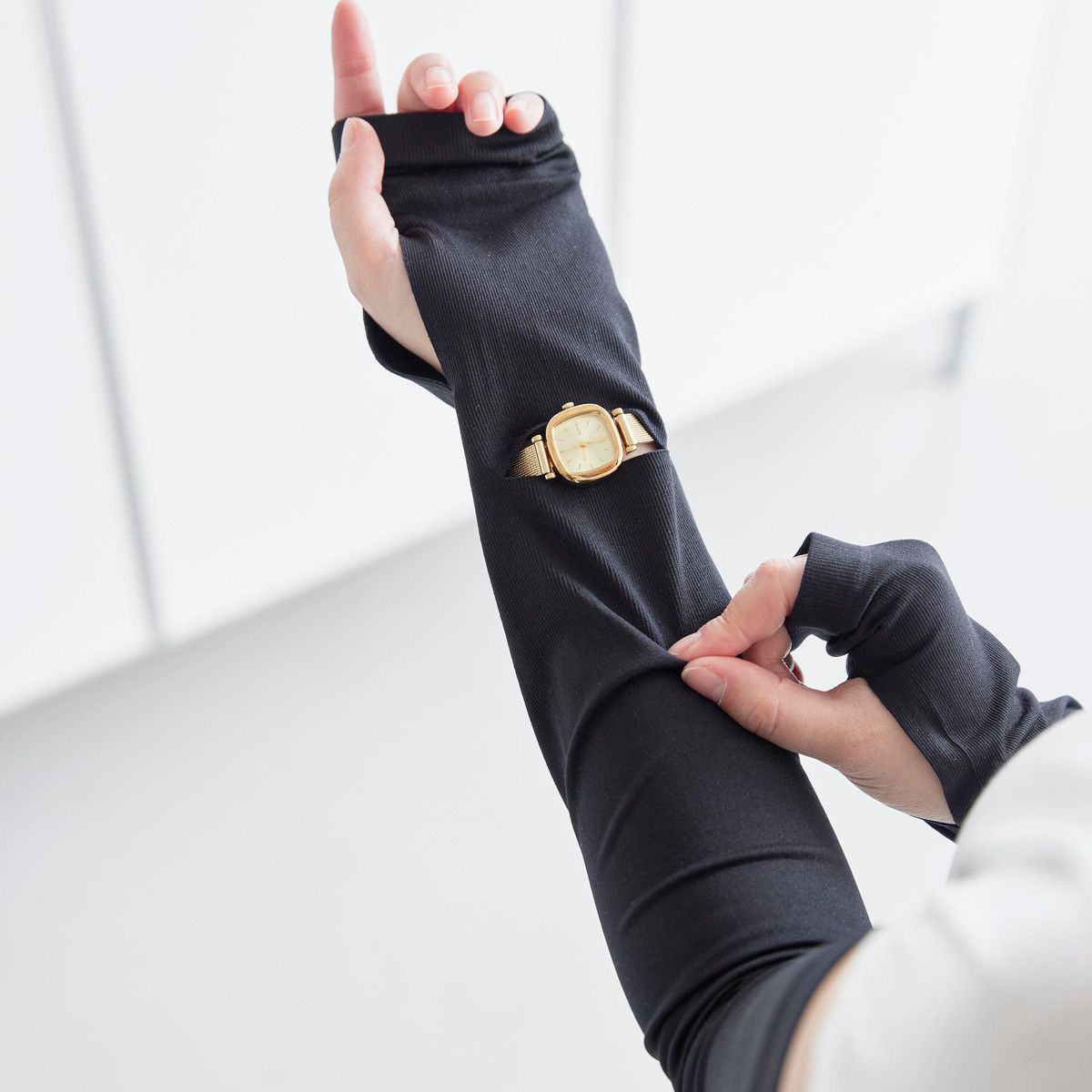 山崎実業 tower リバーシブルで使えるアームカバー タワー ( 4903208102117 タワーシリーズ アームカバー リバーシブル 接触冷感 UVカット UVカット機能付き ロングアームカバー 時計用スリット 手袋 日焼け防止 ひんやり素材 ) 【ブラック】 ブラック