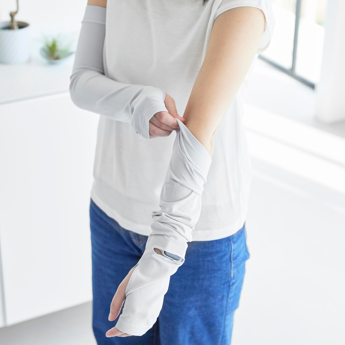 山崎実業 tower リバーシブルで使えるアームカバー タワー ( 4903208102117 タワーシリーズ アームカバー リバーシブル 接触冷感 UVカット UVカット機能付き ロングアームカバー 時計用スリット 手袋 日焼け防止 ひんやり素材 ) 【ブラック】 ブラック