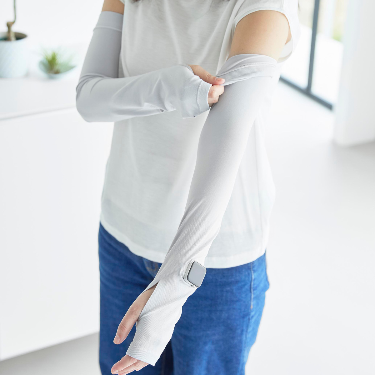 山崎実業 tower リバーシブルで使えるアームカバー タワー ( 4903208102117 タワーシリーズ アームカバー リバーシブル 接触冷感 UVカット UVカット機能付き ロングアームカバー 時計用スリット 手袋 日焼け防止 ひんやり素材 ) 【ブラック】 ブラック