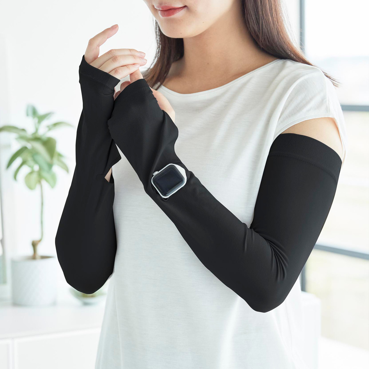 山崎実業 tower リバーシブルで使えるアームカバー タワー ( 4903208102117 タワーシリーズ アームカバー リバーシブル 接触冷感 UVカット UVカット機能付き ロングアームカバー 時計用スリット 手袋 日焼け防止 ひんやり素材 ) 【ブラック】 ブラック