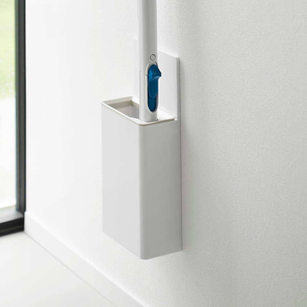 山崎実業 Plate ウォール流せるトイレブラシホルダー プレート 石こうボード壁対応 ホワイト ( 4903208100311 プレートシリーズ 流せるトイレブラシホルダー 流せるトイレブラシ ホルダー 石こうボード 壁面収納 石こうボード壁 )