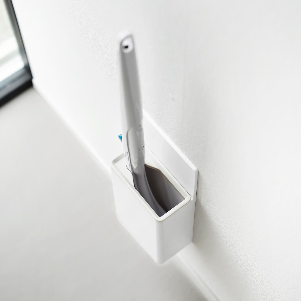 山崎実業 Plate ウォール流せるトイレブラシホルダー プレート 石こうボード壁対応 ホワイト ( 4903208100311 プレートシリーズ 流せるトイレブラシホルダー 流せるトイレブラシ ホルダー 石こうボード 壁面収納 石こうボード壁 )