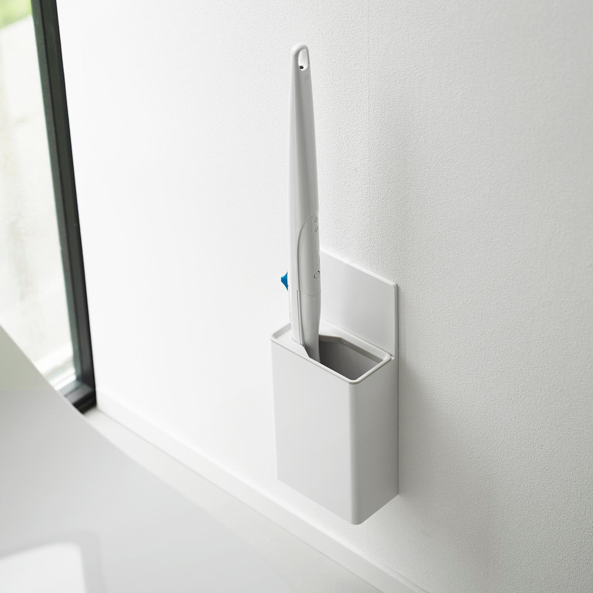 山崎実業 Plate ウォール流せるトイレブラシホルダー プレート 石こうボード壁対応 ホワイト ( 4903208100311 プレートシリーズ 流せるトイレブラシホルダー 流せるトイレブラシ ホルダー 石こうボード 壁面収納 石こうボード壁 )