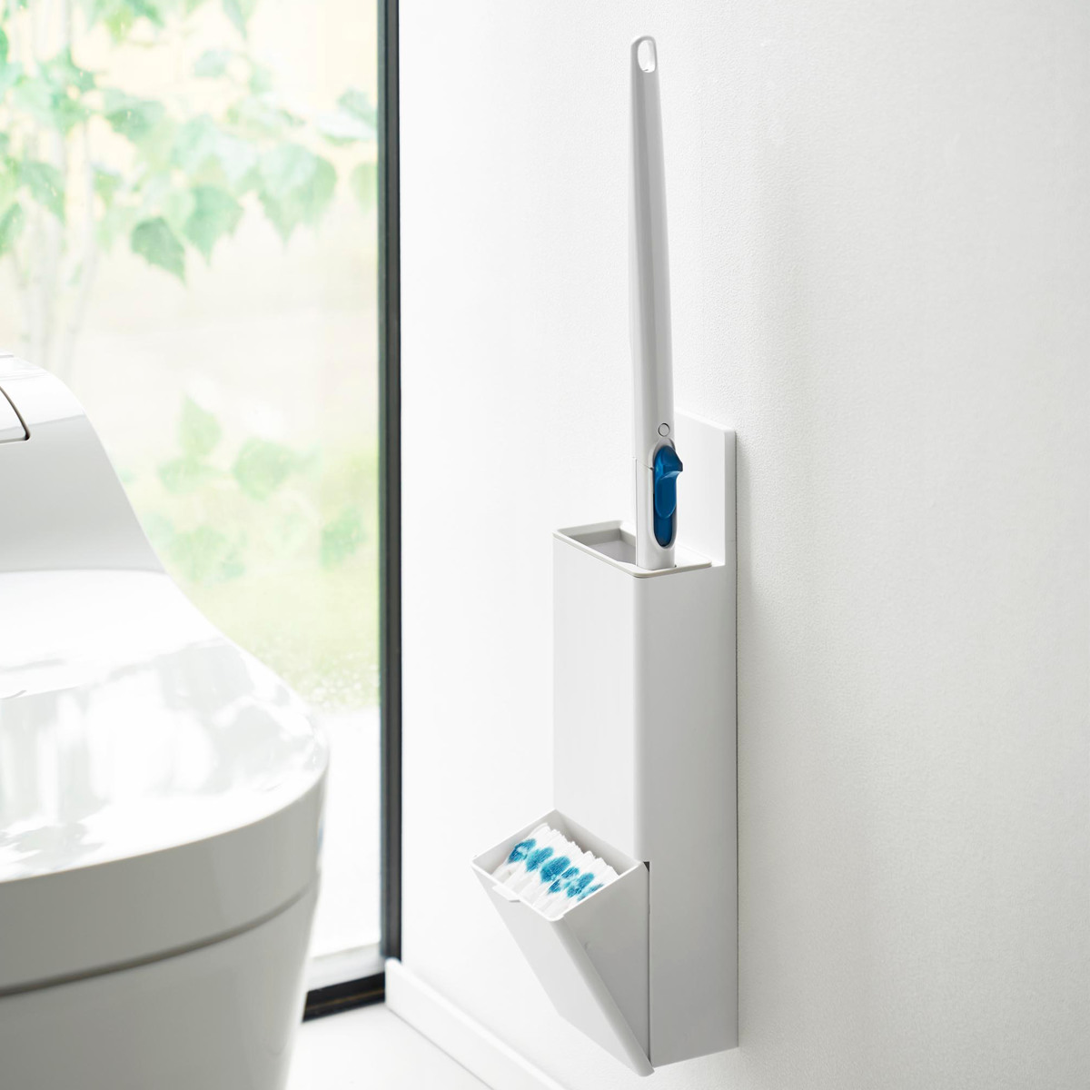 山崎実業 Plate ウォール替えブラシ収納付き流せるトイレブラシホルダー プレート 石こうボード壁対応 ホワイト ( 4903208100328 プレートシリーズ ブラシ収納付き 石こうボード壁 替えブラシ収納付き ブラシホルダー )